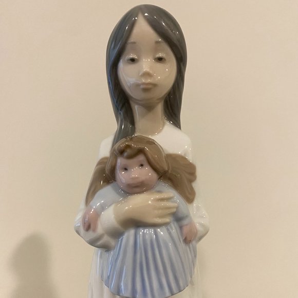 Nao by Lladro 'Girl with Doll' - Picture 5 of 6